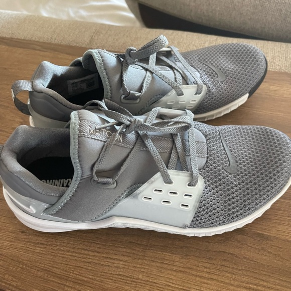 MEN GRAY NIKE SIZE 10.5 SHOE - Picture 1 of 9